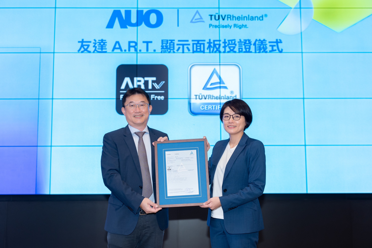 MK体育A.R.T.显示技术获得全球首张德国莱因TUV无反射认证，由MK体育光电显示策略事业群资深副总经理陈建斌代表受证(图左)