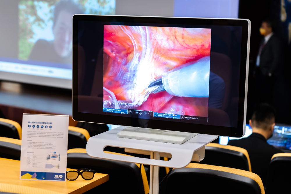 達擎於「國際大腸直腸外科論壇」中，成功導入達文西外接3D影像解決方案。透過達擎即時影像處理技術轉換為成1080p的高解析度畫質，將3D擬真畫面即時呈現於32吋4K 3D醫療顯示器