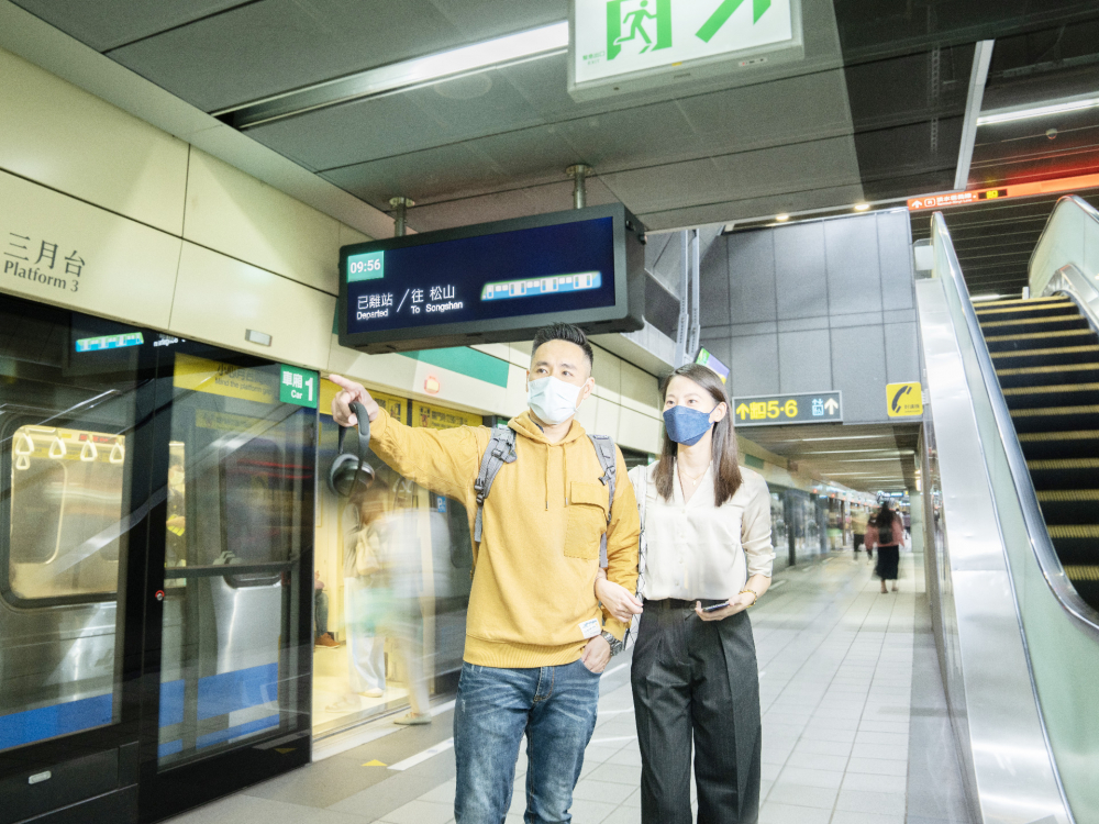 友達旗下達擎之客製化TARTAN顯示器，於台北捷運中山站亮相。以獨特長條型比例與高畫質特色，為台北捷運站帶來嶄新的都會車站風貌