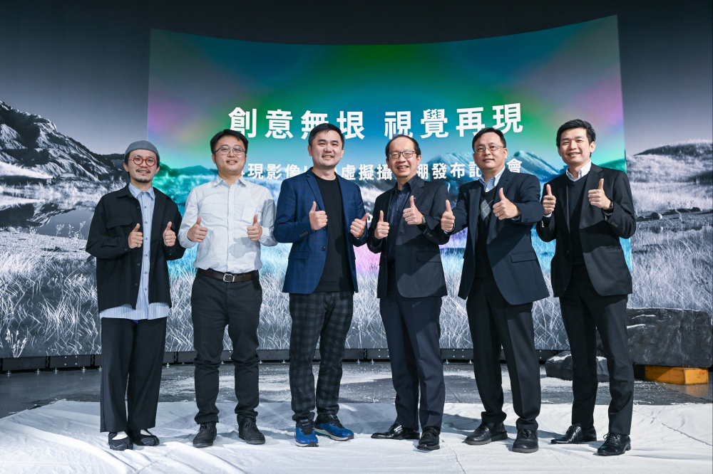 友達光電與再現影像攜手，於中影製片廠建置全台首座提供嶄新一站式整合服務的LED虛擬製作攝影棚（圖左至右：再現影像視覺總監郭憲聰、再現影像營運總監黃棨雋、再現影像藝術總監與導演紀柏舟、友達光電技術長廖唯倫、友達光電系統設計製造服務事業總部副總經理曾天龍、友達光電系統產品事業資深處長蘇聖倫）