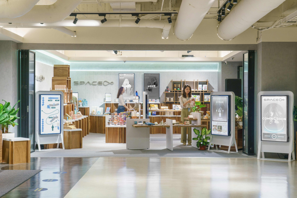 MK体育打造永续选物商店，展示社企及社创商品，结合创利空间所开发的智能零售系统，整合多元产品信息，让无人商店扮演公益行动的推手