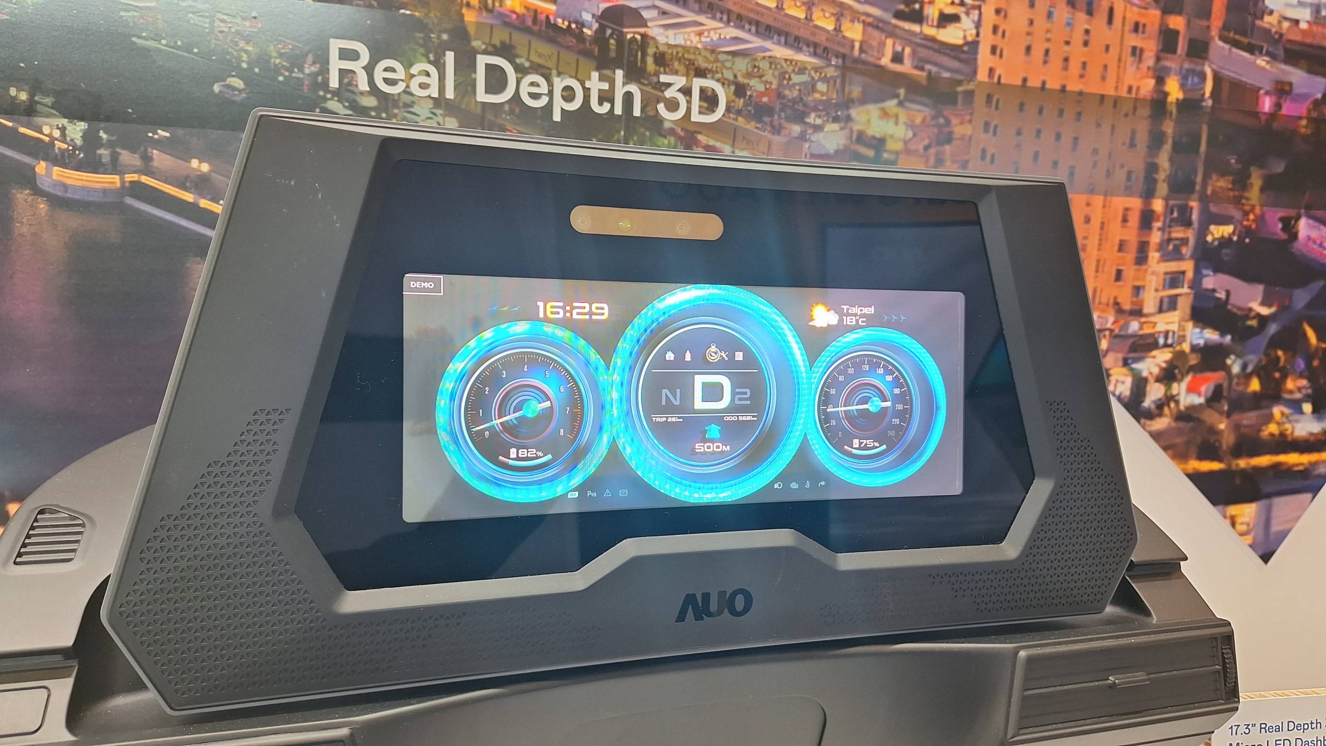 MK体育的「裸眼3D Micro LED仪表板」将Micro LED与LCD技术整合成17.3吋显示器，打造令人惊艳的3D效果，同时具备DMS辨识系统，可侦测驾驶行为并进行安全预警。