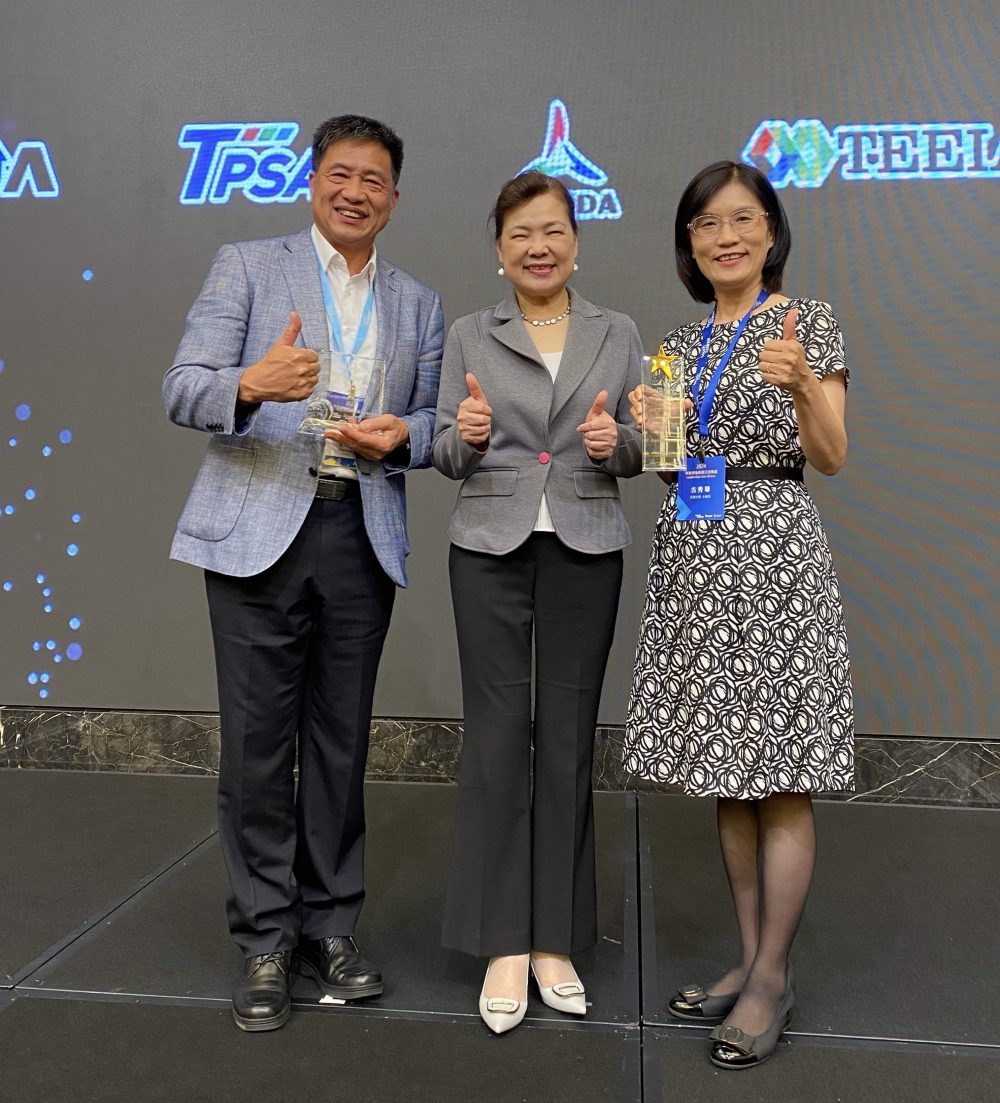 友達致力推動永續發展，於Touch Taiwan2024以3R策略貫穿Display、ESG展位實現綠色展覽目標之成果，Display展位獲綠色裝潢設計鑽質獎最高榮譽，ESG同獲金質獎殊榮。由經濟部長王美花（中）親自頒予友達光電董事長彭双浪（左）、友達光電永續長古秀華（右）