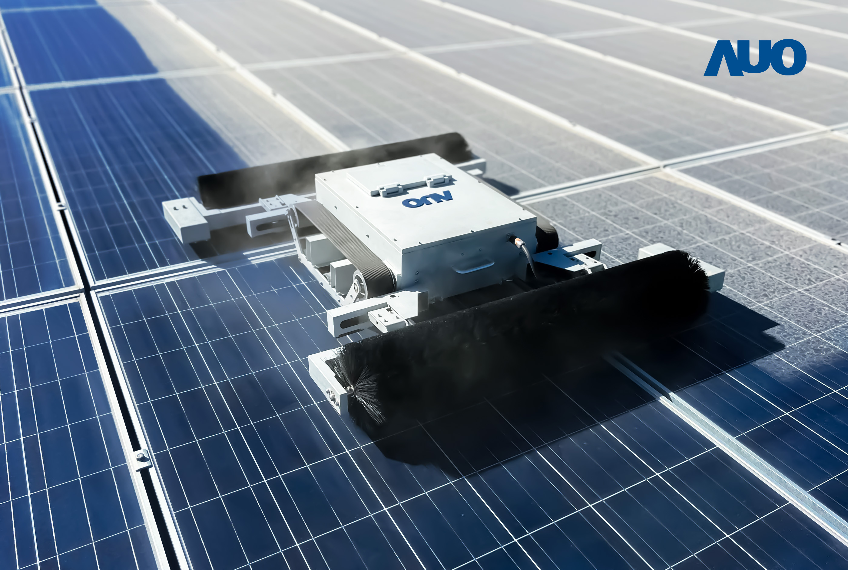 友達「太陽能模組清潔機器人SunCleanBots」，具輕量化、智慧化與高效率優勢，搭載全自動導航清潔模式，已應用於多個太陽能電廠場域，大幅提升太陽能模組使用壽命與效能並降低人力成本，獲台灣精品銀質獎