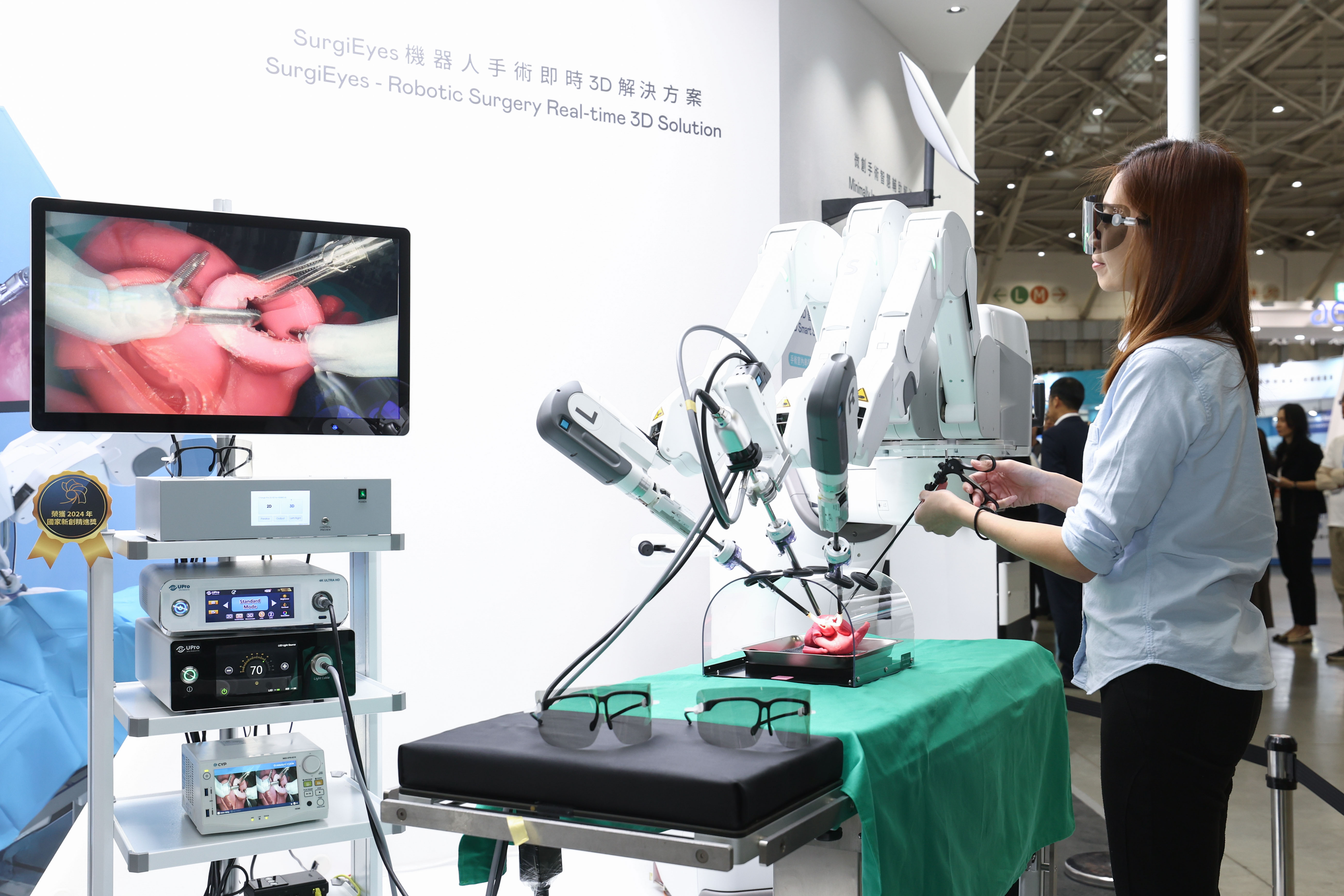 達擎以〝SurgiEyes機器人手術即時3D解決方案〞為核心，打造全方位的3D智慧手術影像平台，透過即時的影像串聯，連結手術室內、外跨場域的應用，協助醫師突破時空限制，為遠距醫療帶來更多的可能性