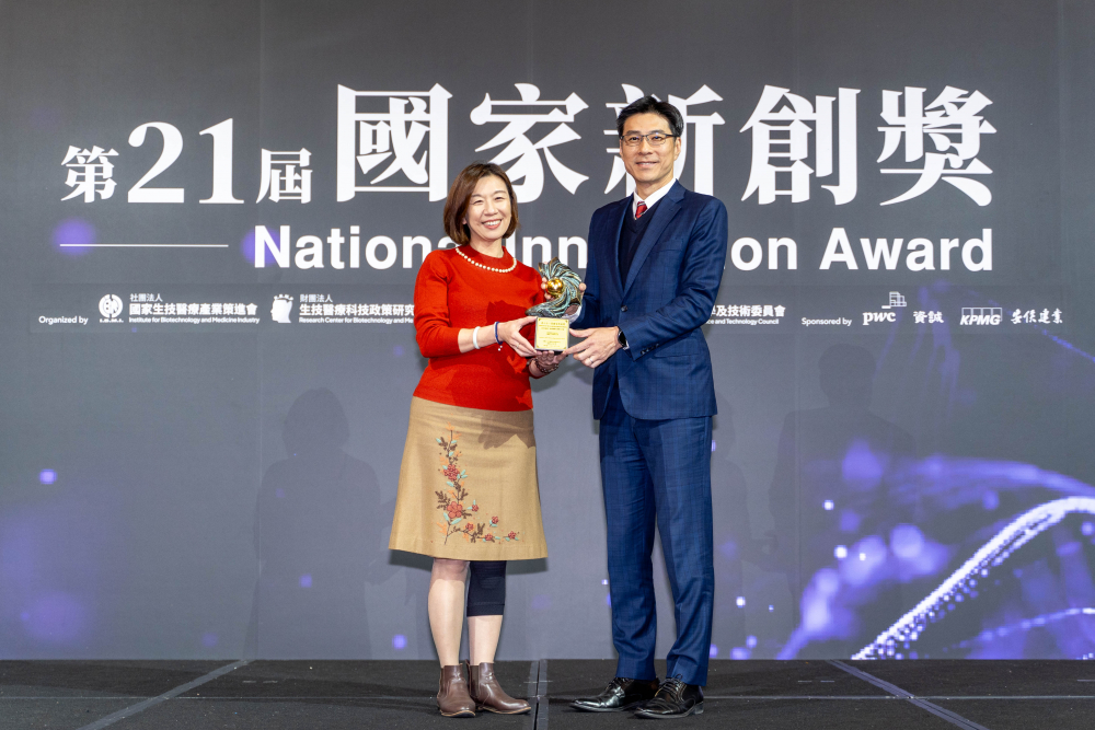 友達旗下子公司友達耘康與達擎分別以「中醫數位化檢測解決方案」及「寬視角3D醫療顯示器」獲得第二十一屆國家新創獎「智慧醫療與健康科技」類別的「企業新創獎」與「國家新創精進獎」兩項殊榮。圖左為衛生福利部政務次長林靜儀、圖右為友達光電智慧醫療事業群總經理廖世宏