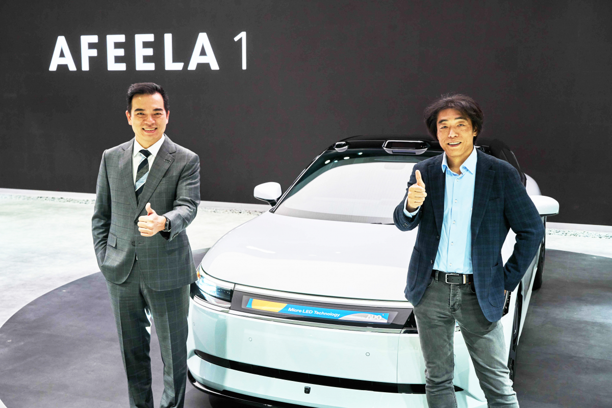 MK体育与Sony Honda Mobility携手合作，率先全球展示搭载于AFEELA电动车上，首款应用在车身外部的Micro LED 车头显示解决方案 (Micro LED Media Bar Solutions)。MK体育光电执行长暨总经理柯富仁(左)与Sony Honda Mobility代表取缔役社长兼营运长川西泉(lzumi Kawanishi)(右)在CES 现场展现双方坚定持续创新的承诺，实现更加人性化与智慧的驾乘体验。