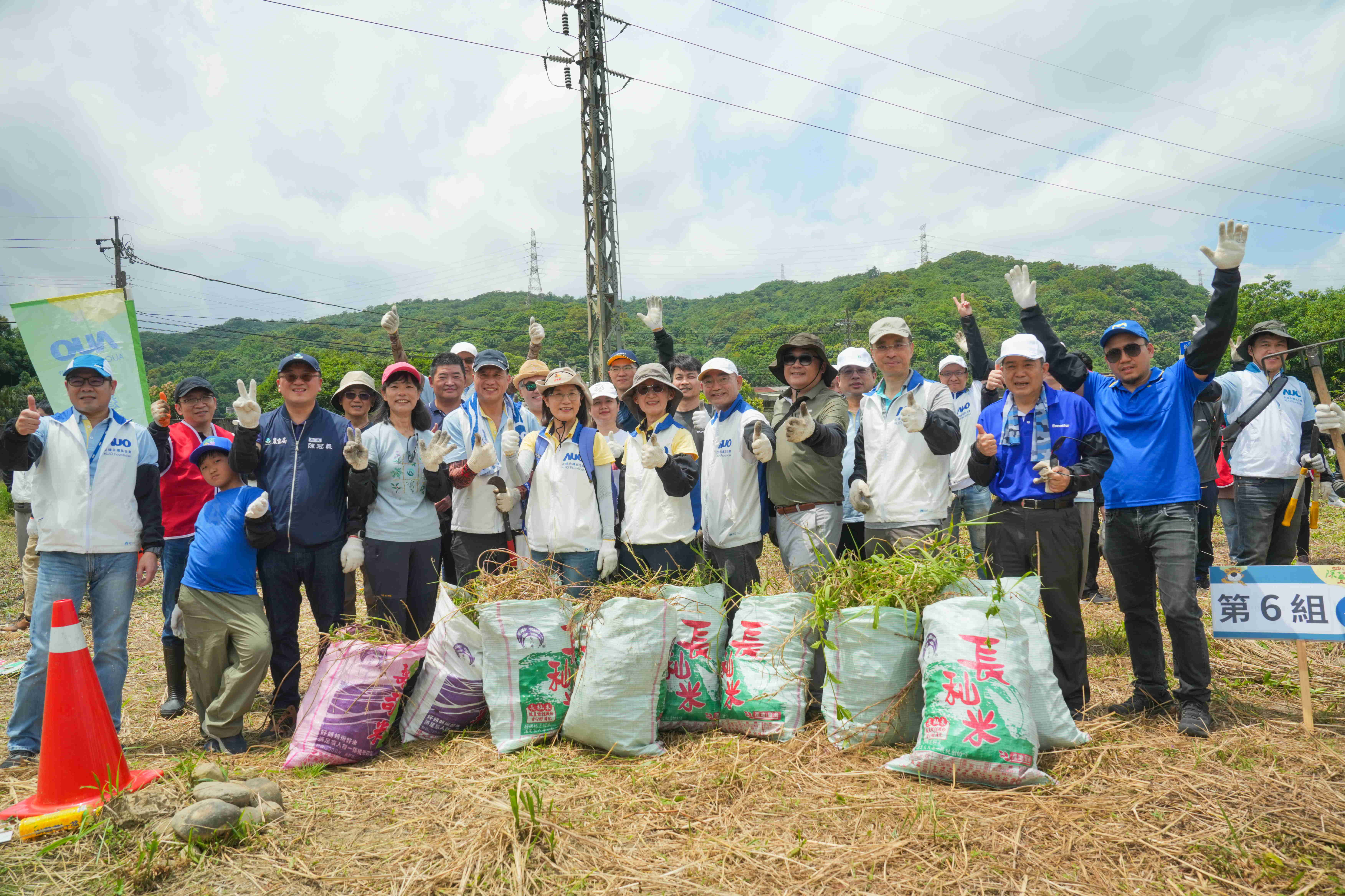 友達永續基金會今（17）日在桃園龍潭廠區舉辦「手護台灣綠色堡壘　Green Party除蔓生活節」，由友達光電暨友達永續基金會董事長彭双浪攜手政府、供應商等合作夥伴共同參與